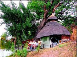 originelle Hütten auf Sindabezi Island