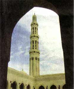 Riesig: Die Khor-Moschee bietet 5.000 Gläubiqen Platz