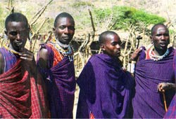 Stolz und fröhlich: Massai-Krieger am Rande des Nationalparks bei der Vorbereitung eines Tanzes