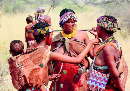 Im Gespräch: Frauen vom Stamm der Buschmänner nehmen ihre Kinder zur Jagd mit