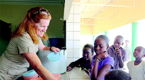 Essensausgabe:Martina Schwardmann versorgt inWindhoek täglich bis zu 400 Kindermit einerwarmenMahlzeit.