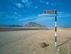 Wegweiser nach Rostock in der Namib-Rand-Wüste.