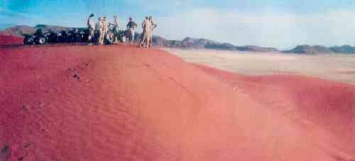 Rot-Töne, wohin das Auge schaut: Die Dünen von Soussusvlei mit Blick auf die orange- bis rostroten Berge.