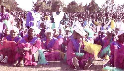 Ein Rausch von Farben offenbart sich dem Besucher des Meskal-Festes, wenn alljährlich am 27. September Zigtausende von Gläubigen im Zentrum von Addis Abeba zusammenströmen.