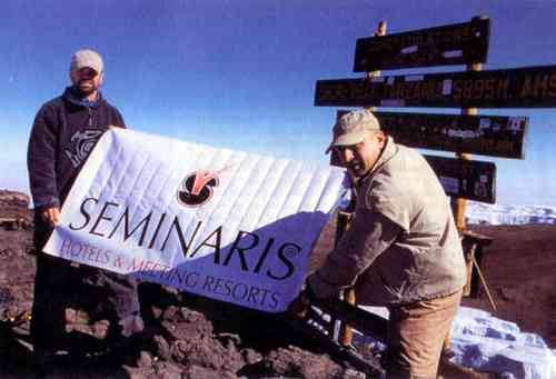 17. September 2003 um 7.00 Uhr: Boxstar Sven Ottke und der Bad Honnefer Paul Friedrich hissen die Seminaris-Flagge auf dem Gipfel des höchsten Berges von Afrika.