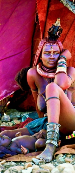Ein Leben wie in der Urzeit: Himbafrau mit Baby.