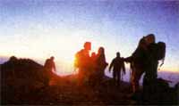 Das Paradies: Sonnenaufgang am Uhuru Peak. Ottke ist oben. 