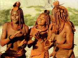 Die Himba-Frauen im Norden Namibias tanzen nach uralten Bräuchen. 