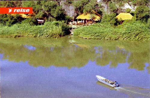 	  Am Kunene-Fluss im Nordwesten Namibias versteckt sich das entlegene Serra Cafema Camp. Der Fluss bildet die Grenze zu Angola.