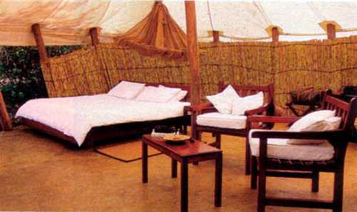 Die meisten Lodges sind Zeltlager de Luxe - damit man die Gerüche und Geräusche der Wildnis durch die Leinwand mitbekommt.